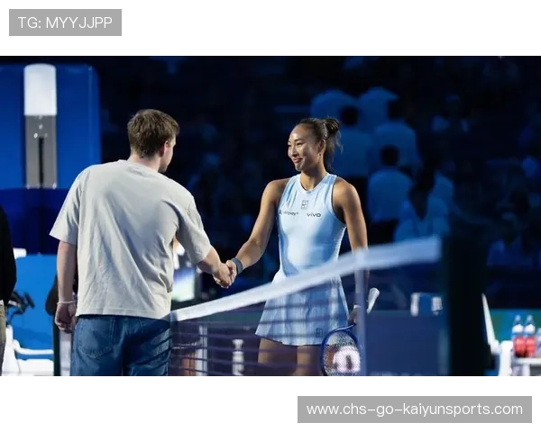 网球教练与选手赛场旁助威画面暖心